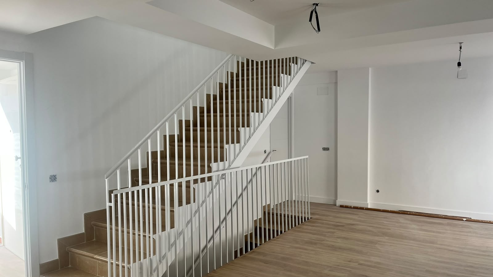 Estancia con escalera pintada
