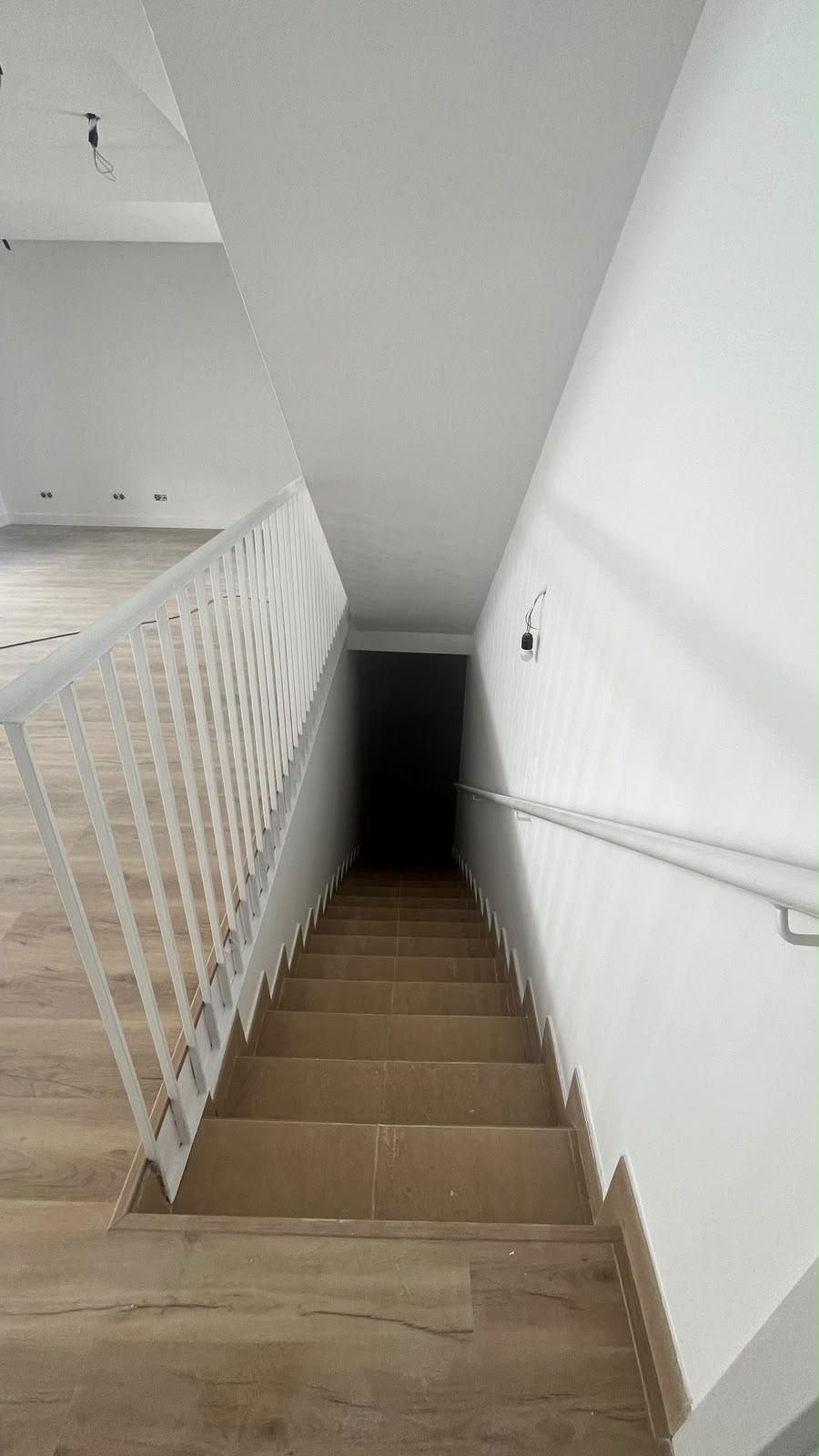 Escalera con barandilla blanca