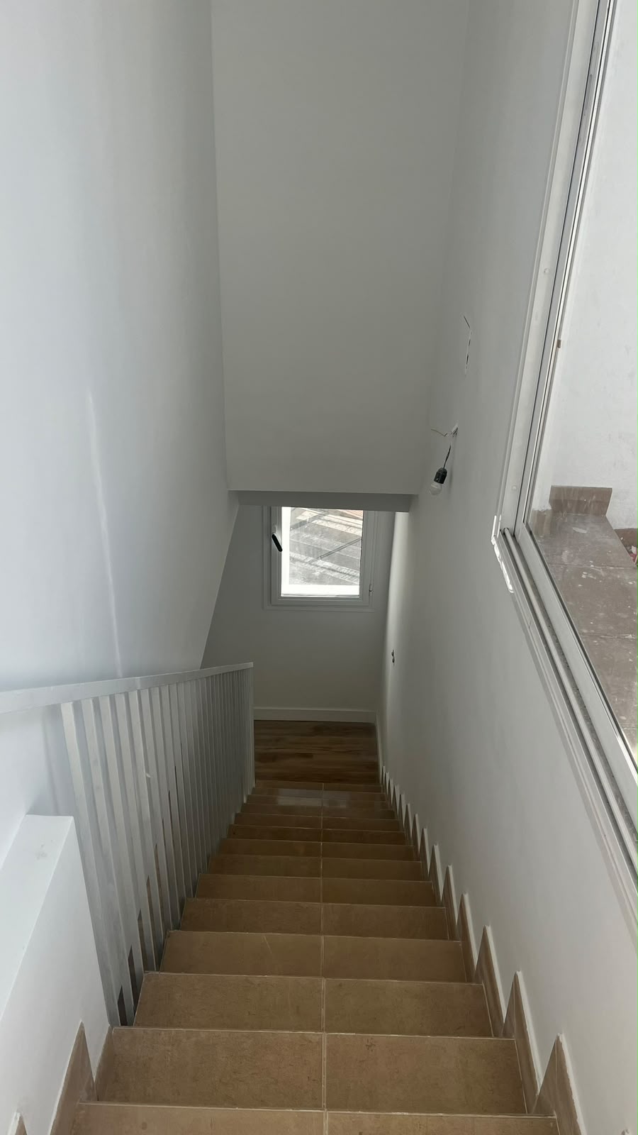 Hueco de escalera pintado en blanco