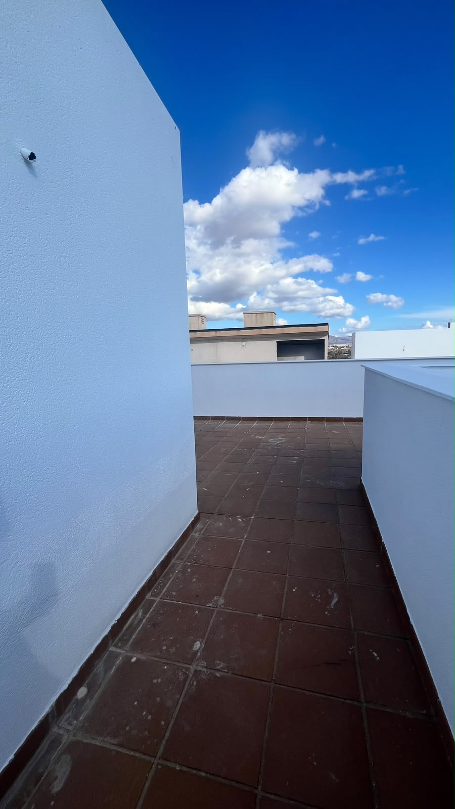 Terraza del chalet con paredes blancas
