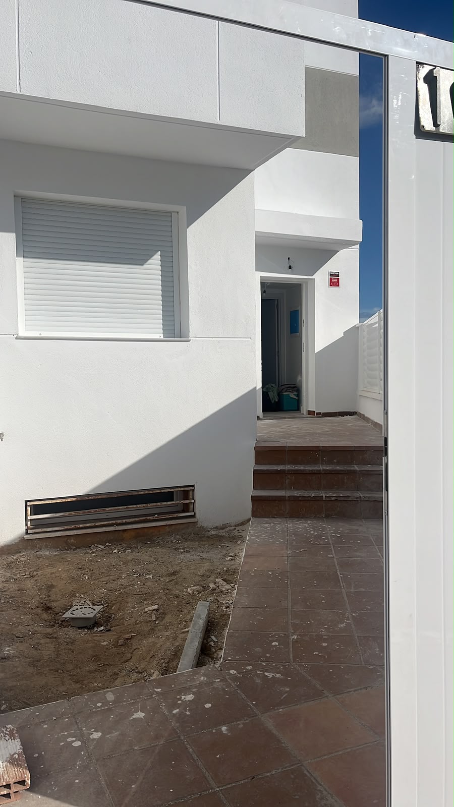 Entrada y patio del chalet tras la pintura