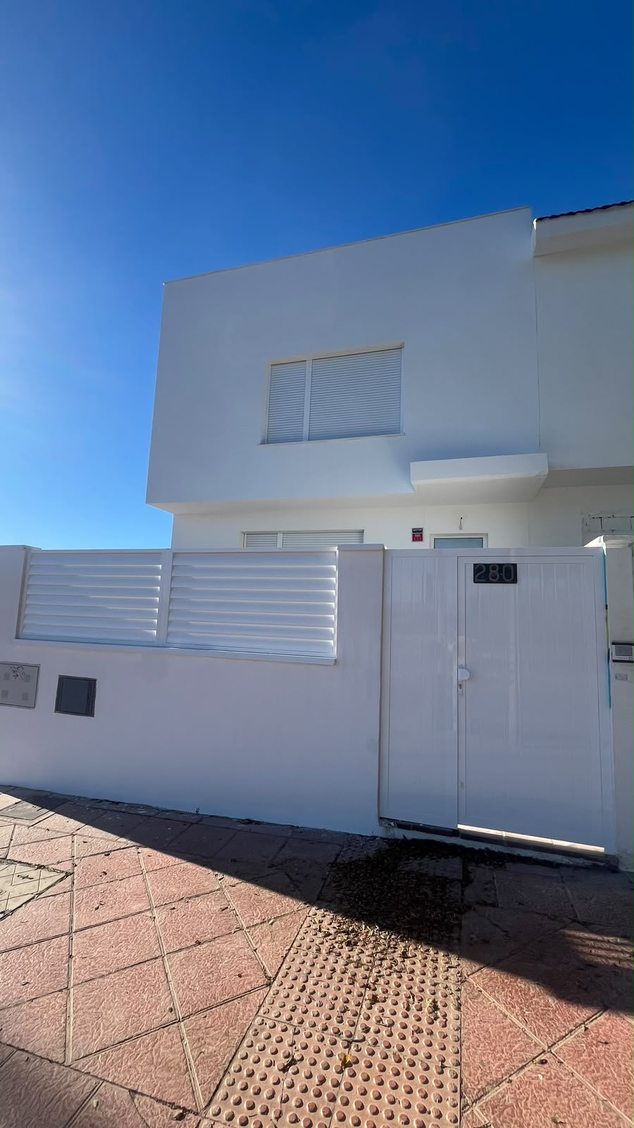 Portón y vallado del chalet recién pintados